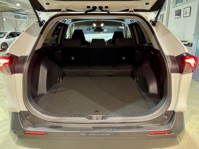 6:4分割可倒式リヤシートや、ラゲージ床面の高さを2段階に調節できる2段デッキ トヨタ RAV4