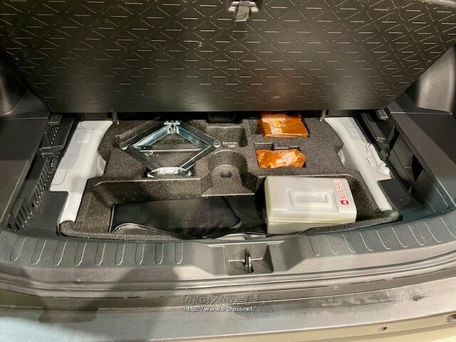 荷室下にはパンクキット トヨタ RAV4