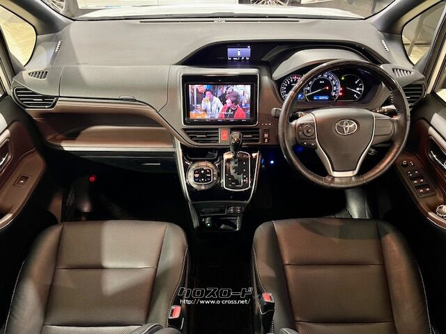 センタークラスターパネルやフロントドアスイッチベースに、ブラックレーザーライン トヨタ エスクァイア