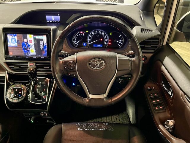 ウッドコンビステアリングで高級感の演出 トヨタ エスクァイア