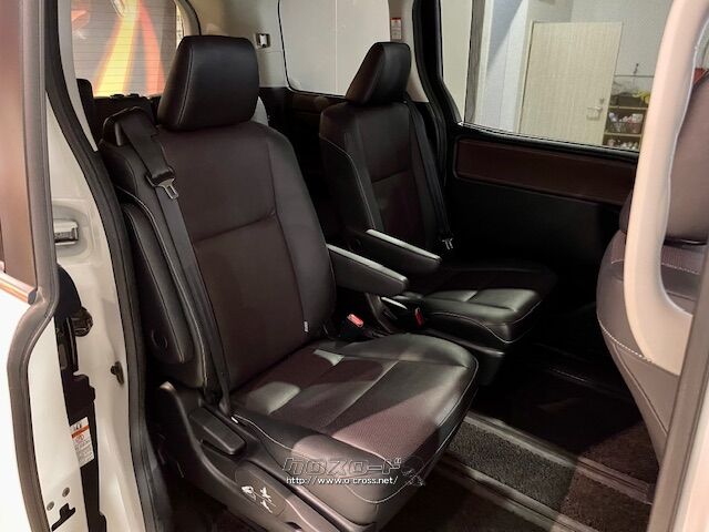 2列目シートは足元まで広々空間 トヨタ エスクァイア