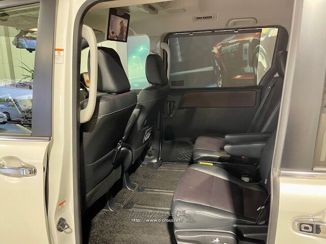 リヤオートエアコンを採用したほか、ワンタッチスイッチ付デュアルパワースライドドア トヨタ エスクァイア