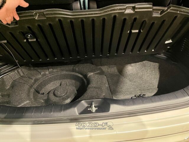 荷室下にも収納できます トヨタ エスクァイア