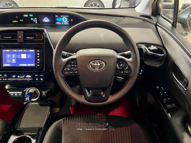 程よい太さの革巻きステアリング。 トヨタ プリウスPHV