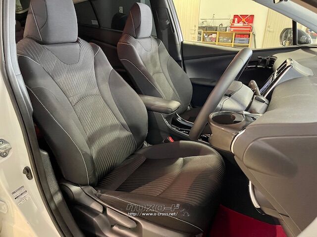 座高調整ができますので様々な方に運転しやすいシート設計となっております。 トヨタ プリウスPHV