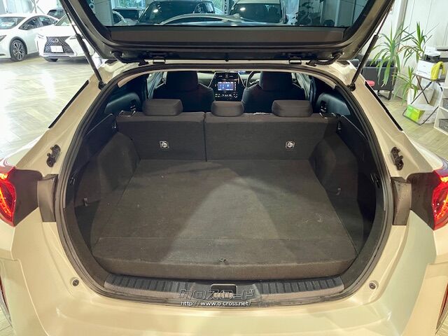 日常的な買い物なら必要十分なラゲッジスペースです。 トヨタ プリウスPHV