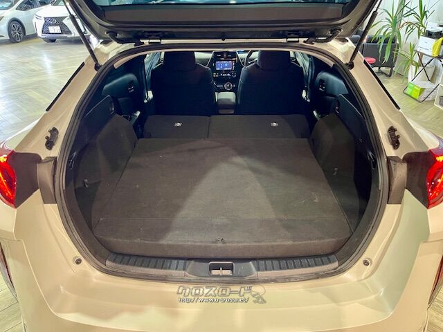 後部座席を倒すとかなり広めなラゲッジスペースが生まれます。 トヨタ プリウスPHV