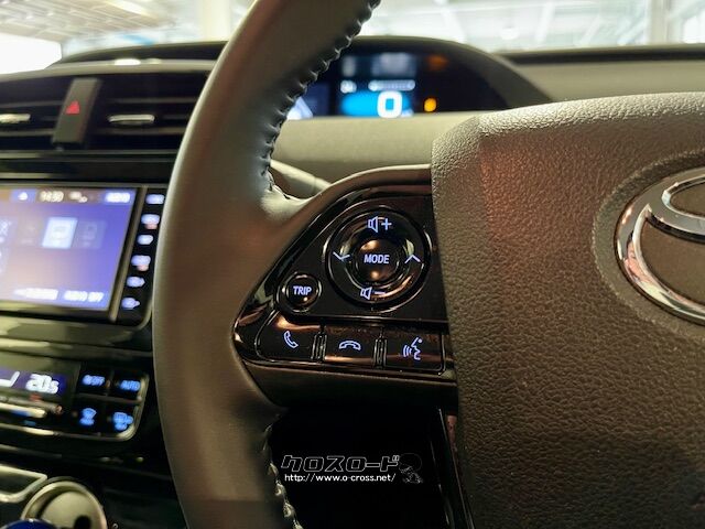 ハンドルを握ったままオーディオ操作が可能です。 トヨタ プリウスPHV