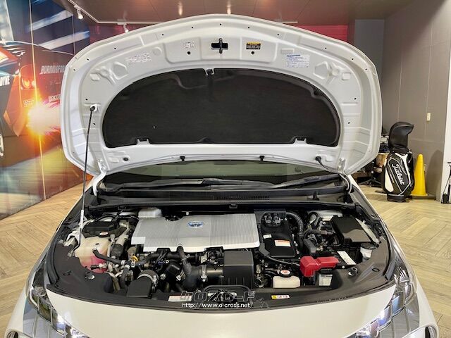 「お問合せはユーポス新都心店まで/098-860-8880お待ちしております」 トヨタ プリウスPHV