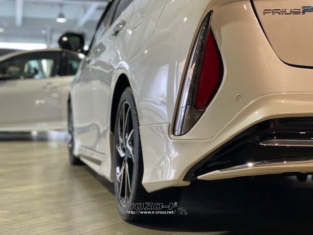 「お問合せはユーポス新都心店まで/098-860-8880お待ちしております」 トヨタ プリウスPHV