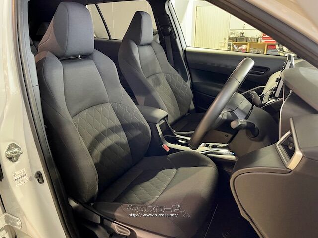 フロントシートには、スリムな背面部と高いホールド性を両立したスポーティなシート トヨタ カローラクロス