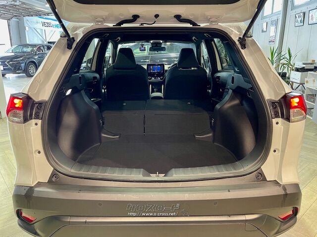 後部座席を倒すとかなり広めなラゲッジスペースが生まれます。 トヨタ カローラクロス