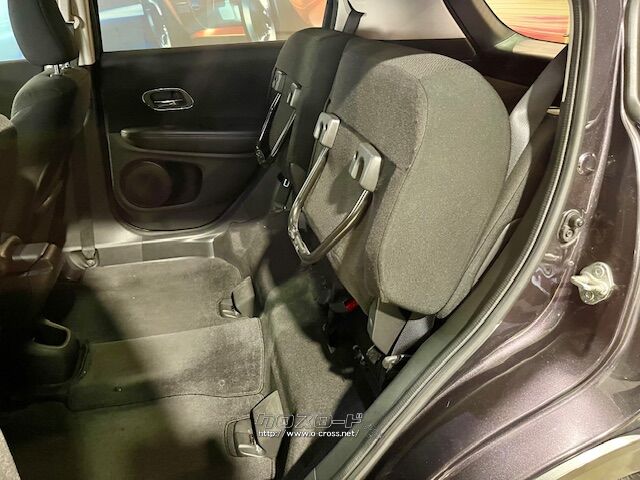 リアシートは、チップアップ&ダイブダウン機構付6:4分割可倒式 ホンダ ヴェゼル