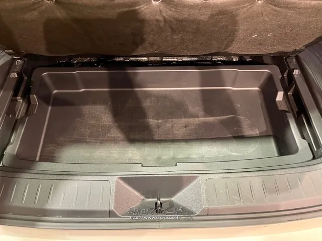 荷室の下にも収納場所あり トヨタ ハリアーハイブリッド