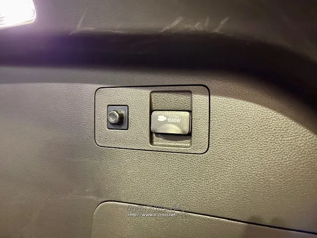 荷室にはAC100V トヨタ ハリアーハイブリッド