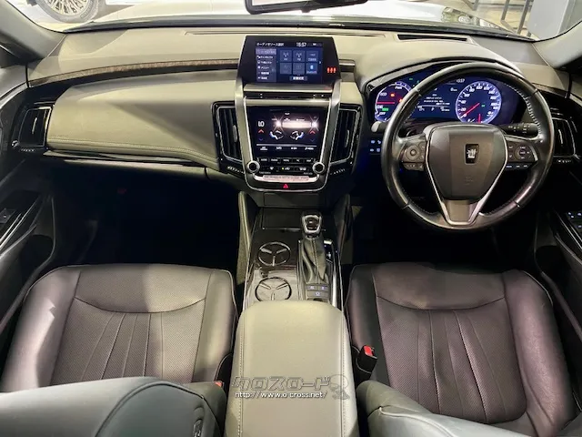 運転中でも見やすい遠方配置の2つを連携させた新開発のダブルディスプレイを採用。 トヨタ クラウン