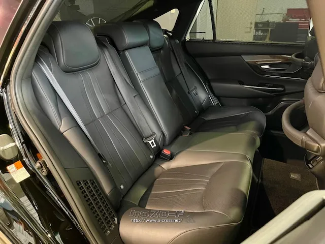 後席は、フロントシート下の足入れスペースを拡大し、足元の心地よさを向上。 トヨタ クラウン