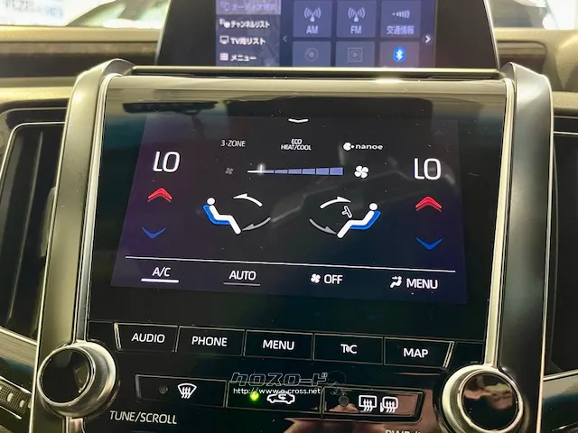 マルチディスプレイでエアコンなどの操作が可能です。 トヨタ クラウン