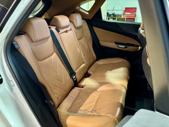 足元、頭上とも広々しております。 レクサス NX