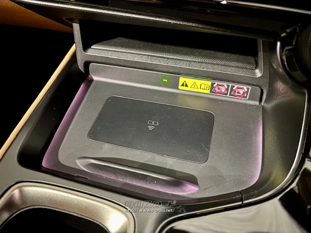 スマートフォンが充電できます「置くだけ充電」 レクサス NX