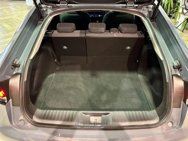 ハッチバックならではの奥行ある荷室 トヨタ プリウス