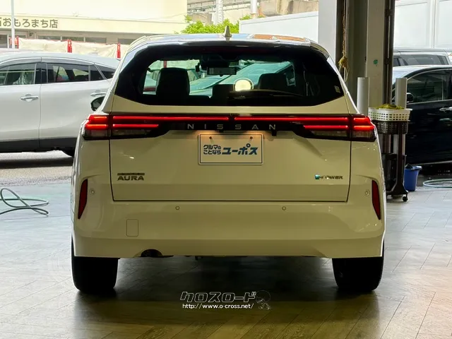 横一文字に点灯するLEDリヤコンビネーションランプ 日産 ノートオーラ