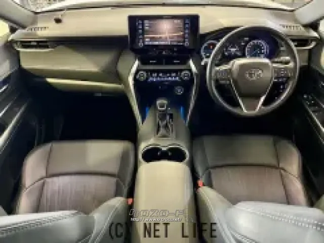 インテリアでは、馬の鞍をイメージし、幅広く堂々としたセンターコンソールを採用。 トヨタ ハリアーハイブリッド