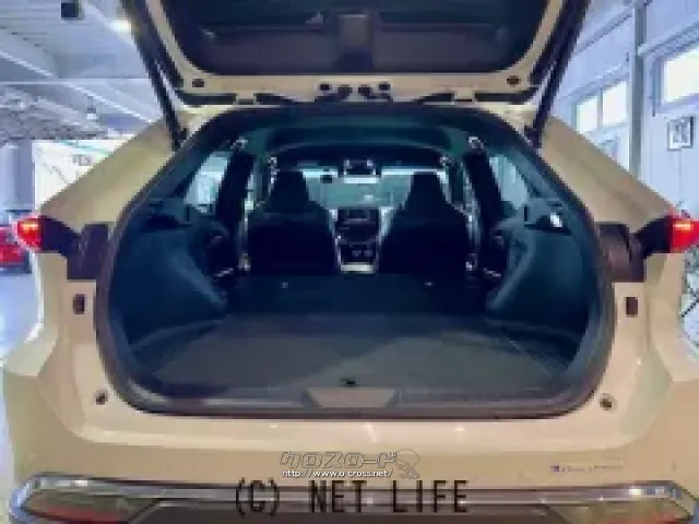 後部座席を倒すとかなり広めなラゲッジスペースが生まれます。 トヨタ ハリアーハイブリッド