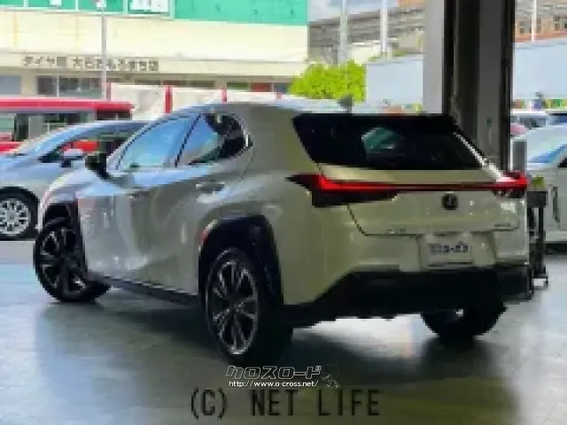 キャビンの中心から、タイヤに向かって前後のフェンダーが張り出した構成 レクサス UX