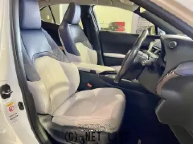運転席、助手席にはシートヒーターとベンチレーションが内蔵されております。 レクサス UX