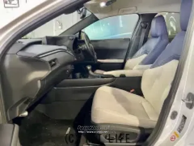 運転席と助手席はパワーシートです。 レクサス UX