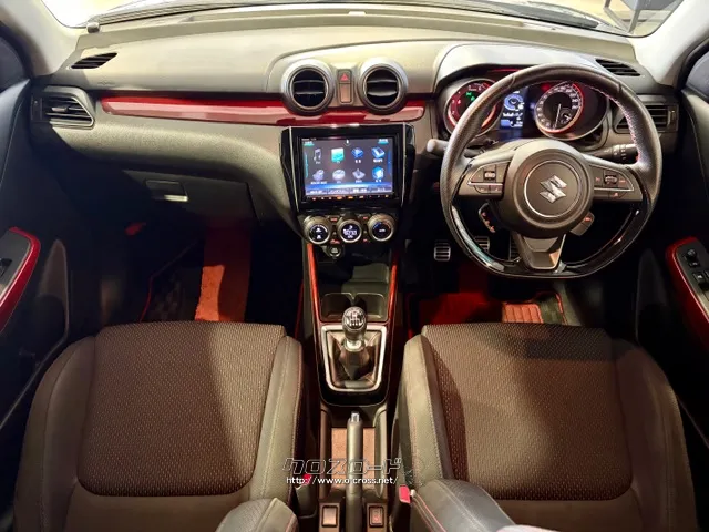 ブースト計と油温計を追加し、スポーティー感を演出 スズキ スイフト