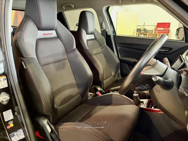 スポーツ走行時などに運転姿勢をしっかり支える形状の専用フロントシート スズキ スイフト