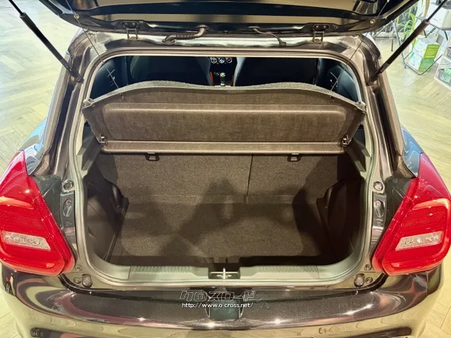 荷室はトノカバー付きでスポーツカーとは思えない大容量 スズキ スイフト