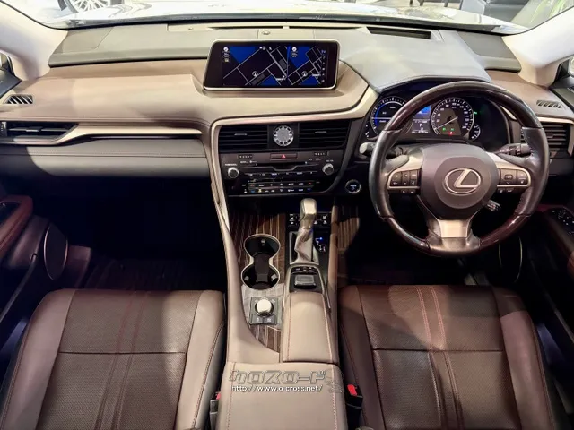 インテリアは黒を基調とした高級感溢れる内装。 レクサス RX