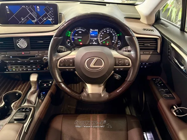 本木目+本革ステアリング&本革シフトノブなどを採用した「バージョン L」 レクサス RX