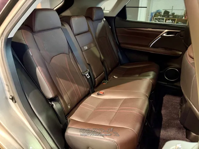 後席も広々と快適空間。 レクサス RX