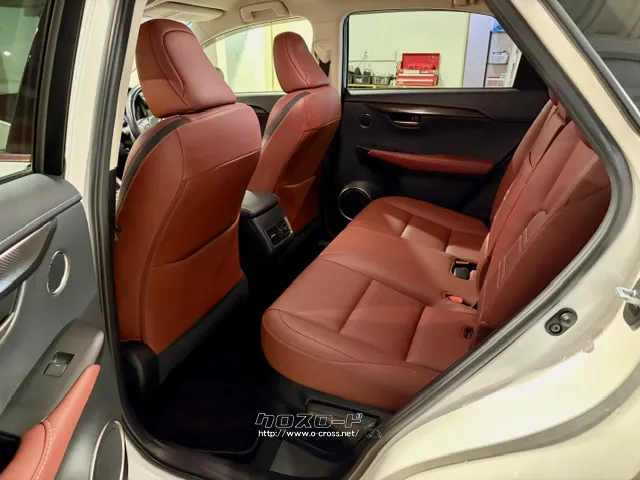 後席は足元まで広々しています レクサス NX