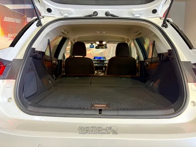 後部座席を倒すとかなり広めなラゲッジスペースが生まれます。 レクサス CT