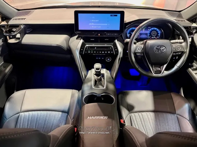 馬の鞍をイメージし、幅広く堂々としたセンターコンソールを採用 トヨタ ハリアー