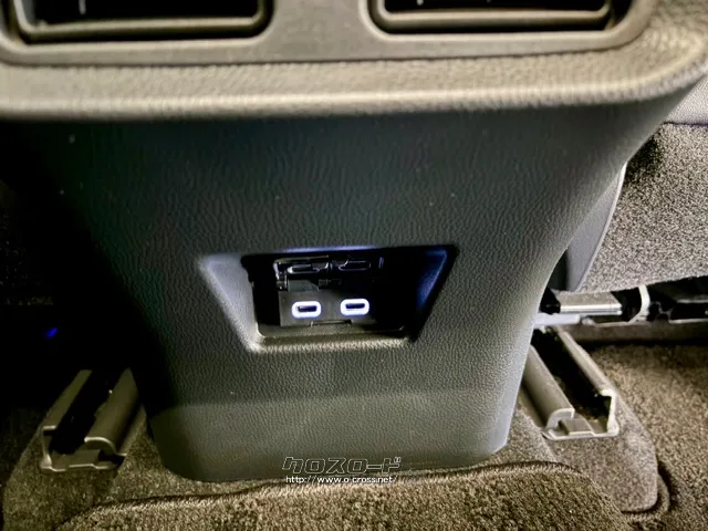 後席にも充電ポートあり トヨタ ハリアー