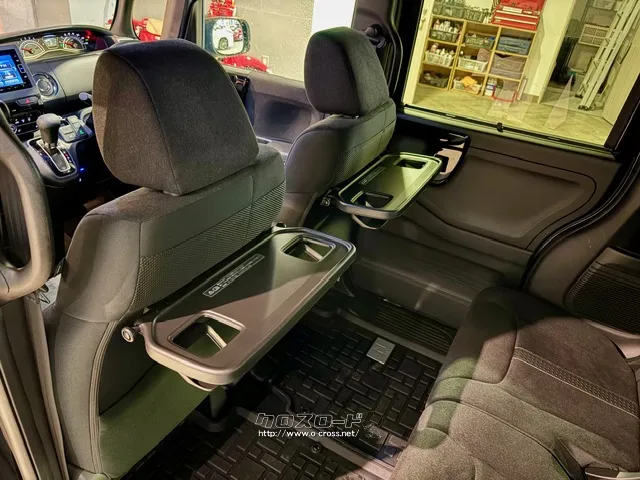 前席シート後ろにはバックテーブル付き。 ホンダ N-BOX