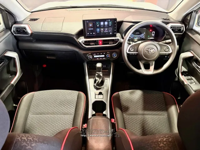 運転席からの視界の良さに配慮したインストルメントパネルに加え、運転席に向けて配置 トヨタ ライズ