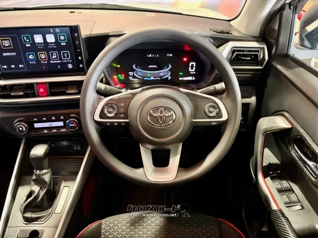 随所にメッキ加飾や赤のアクセントカラーを配置することで、上質感と遊び心を演出した トヨタ ライズ