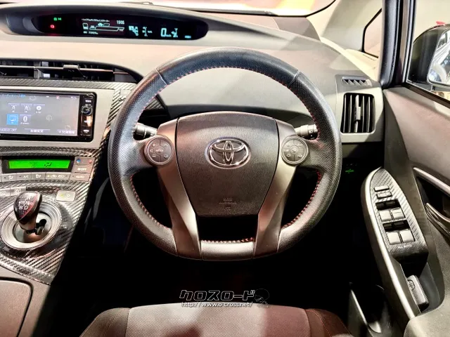 アクセントに「赤色」が使用されたスポーティーで質感の高い専用の内装です。 トヨタ プリウス