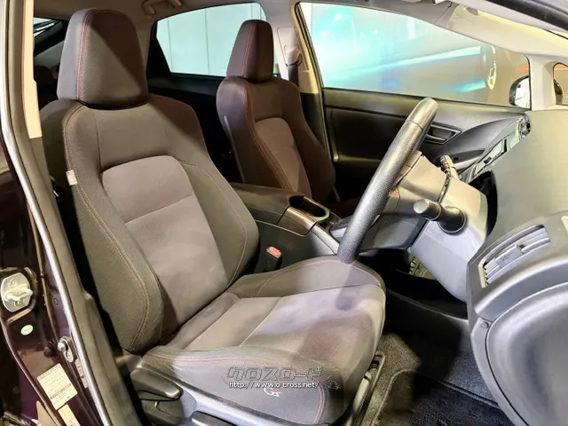 ドライバーシートは、上半身をがっちりとホールドするような安定感のある形状です。 トヨタ プリウス