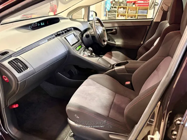 シートのデザインにも強いこだわりがあり、赤いステッチが特徴です。 トヨタ プリウス