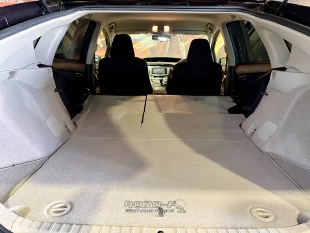 後部座席を倒すとかなり広めなラゲッジスペースが生まれます。 トヨタ プリウス