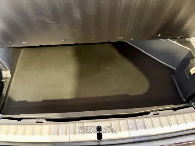 ラゲッジスペース下にはちょっとした収納スペースがございます。 トヨタ プリウス