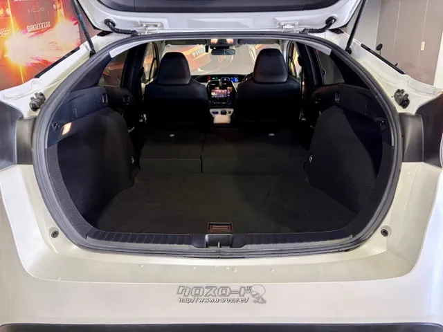 後席を倒せばさらに大きな荷物も積み込めます トヨタ プリウス